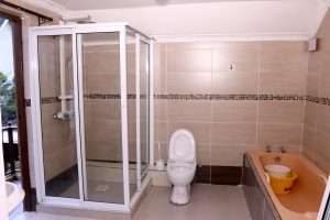 Bathroom with shower in the Ruiru villa