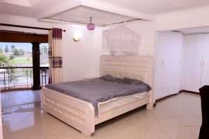 Bedroom with balcony in the Ruiru villa